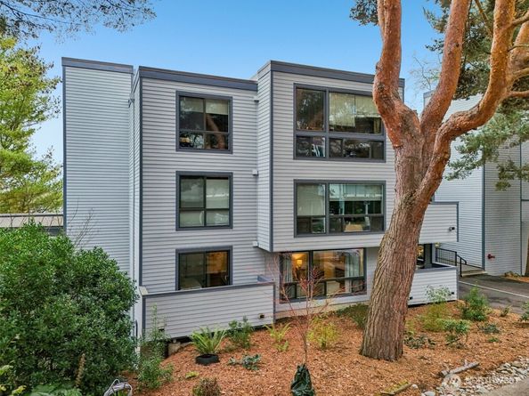 3700 26th Place W 203, Seattle WA 98199