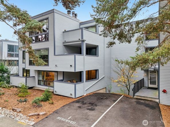 3700 26th Place W 203, Seattle WA 98199