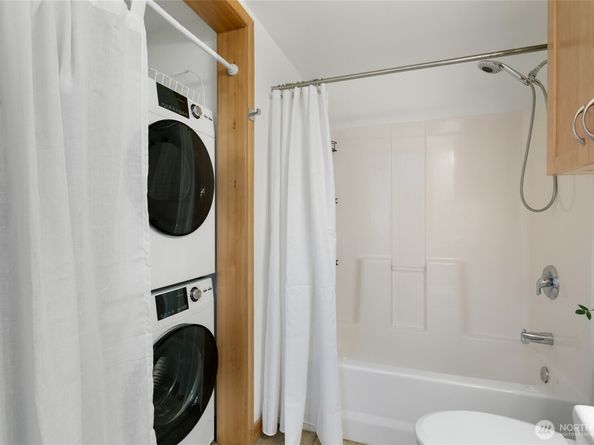 827 Hiawatha Place S 212, Seattle WA 98144