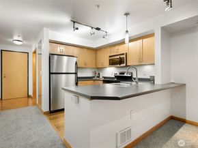 827 Hiawatha Place S 212, Seattle WA 98144