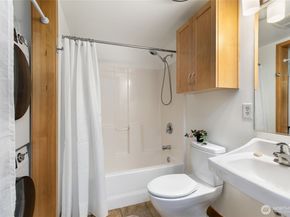 827 Hiawatha Place S 212, Seattle WA 98144