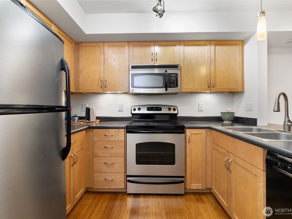 827 Hiawatha Place S 212, Seattle WA 98144