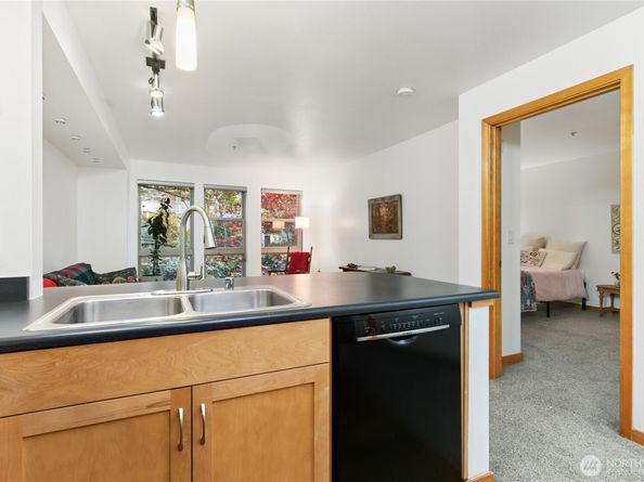 827 Hiawatha Place S 212, Seattle WA 98144