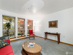 827 Hiawatha Place S 212, Seattle WA 98144