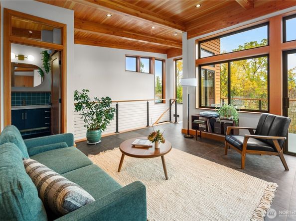 328 NE 55th Street, Seattle WA 98105