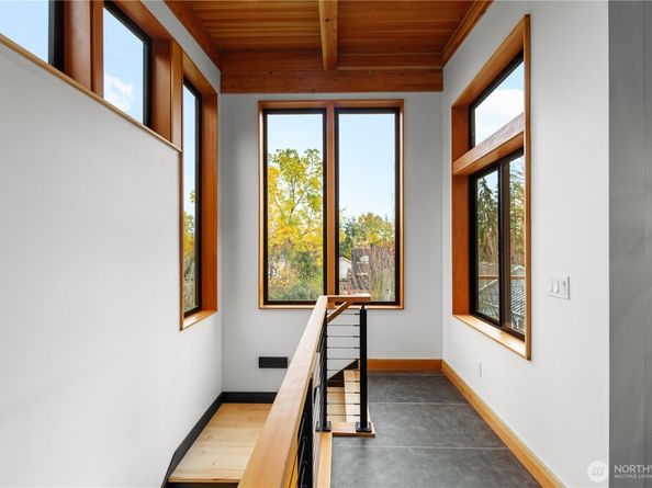 328 NE 55th Street, Seattle WA 98105