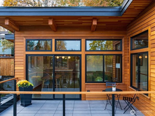 328 NE 55th Street, Seattle WA 98105