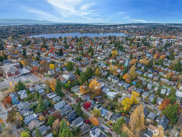 328 NE 55th Street, Seattle WA 98105