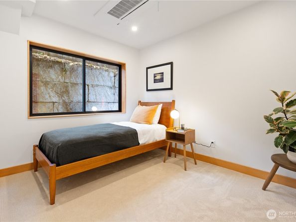 328 NE 55th Street, Seattle WA 98105