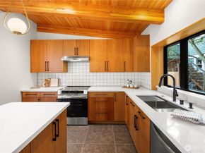 328 NE 55th Street, Seattle WA 98105