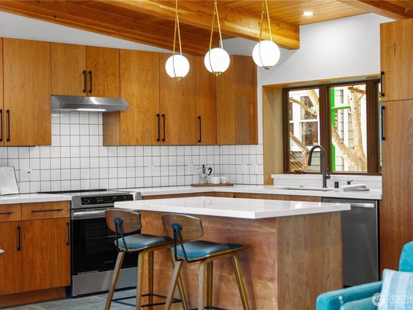 328 NE 55th Street, Seattle WA 98105