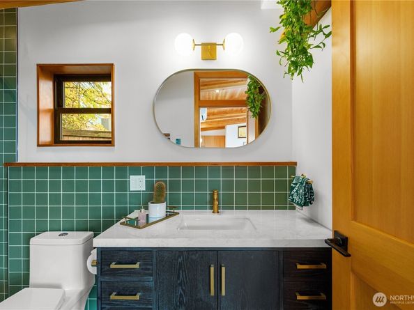 328 NE 55th Street, Seattle WA 98105