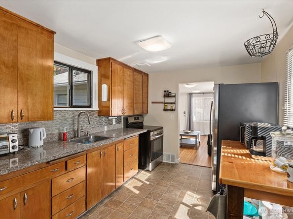 10019 Interlake Avenue N, Seattle WA 98133