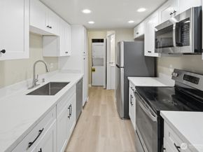 10506 NE 32nd Place G203, Bellevue WA 98004