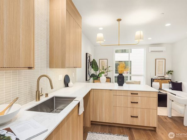 4422 1st Avenue NE B, Seattle WA 98105