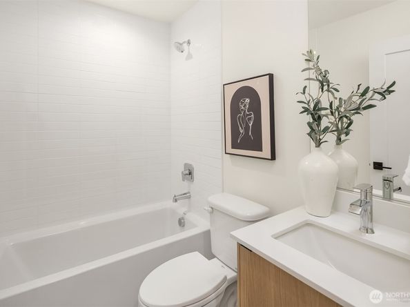 4422 1st Avenue NE B, Seattle WA 98105