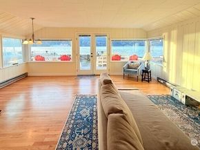 27728 Manzanita Beach Rd SW, Vashon WA 98070
