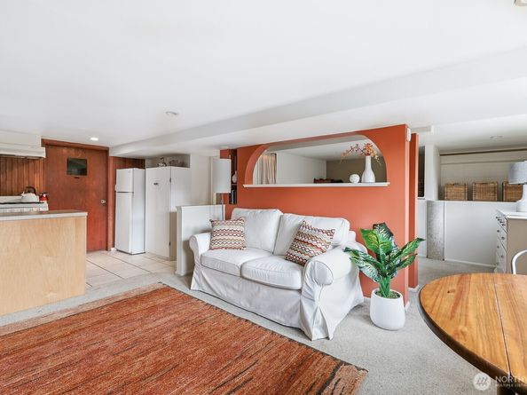 932 N 70th Street, Seattle WA 98103