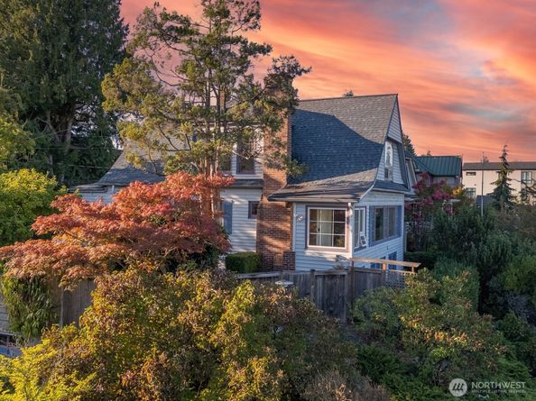 932 N 70th Street, Seattle WA 98103