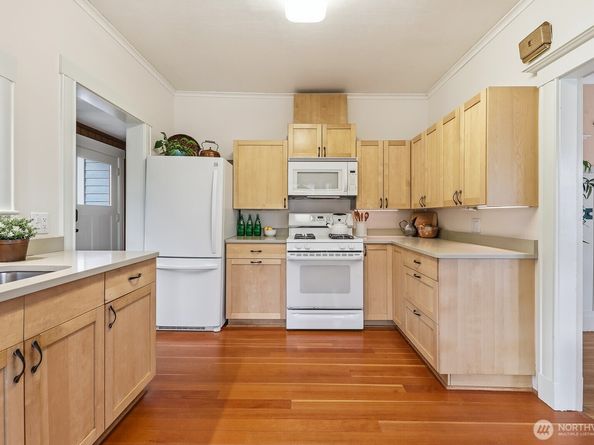 932 N 70th Street, Seattle WA 98103