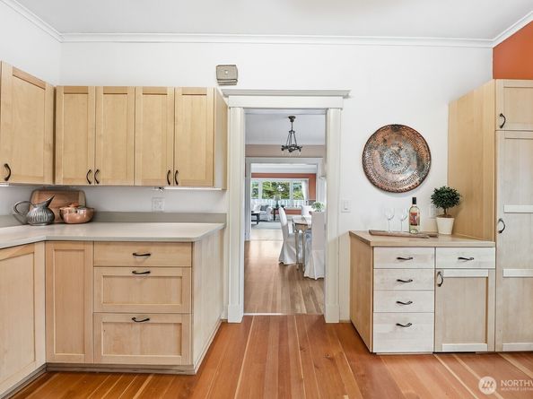 932 N 70th Street, Seattle WA 98103