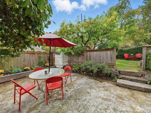 932 N 70th Street, Seattle WA 98103