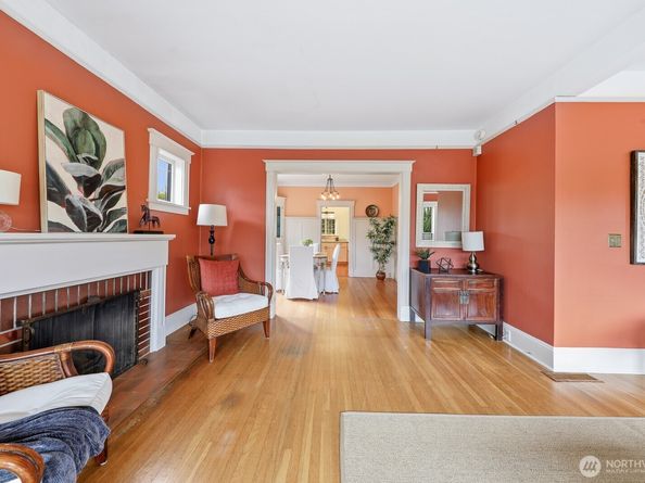 932 N 70th Street, Seattle WA 98103