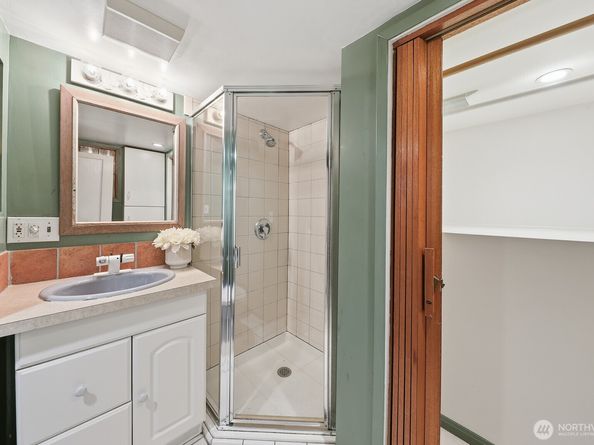 932 N 70th Street, Seattle WA 98103