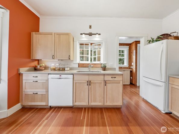 932 N 70th Street, Seattle WA 98103