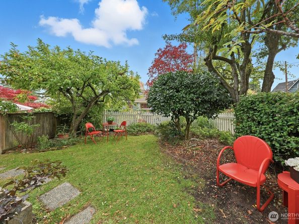 932 N 70th Street, Seattle WA 98103