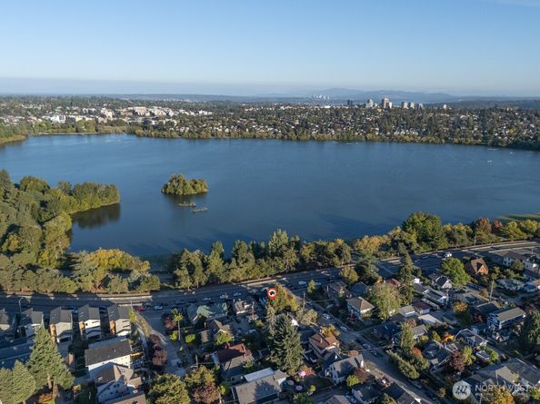 932 N 70th Street, Seattle WA 98103