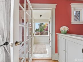 932 N 70th Street, Seattle WA 98103