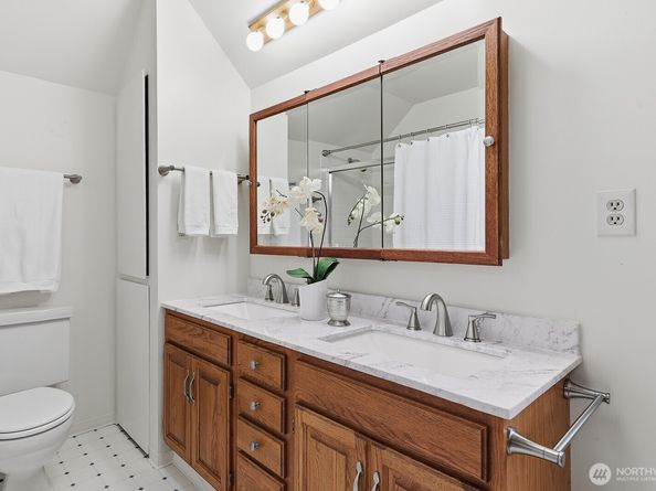 932 N 70th Street, Seattle WA 98103