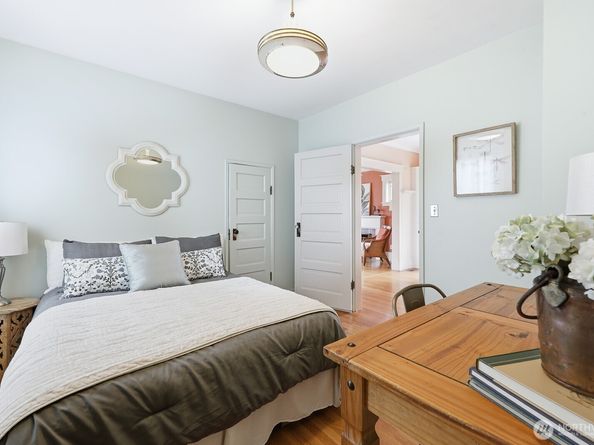 932 N 70th Street, Seattle WA 98103