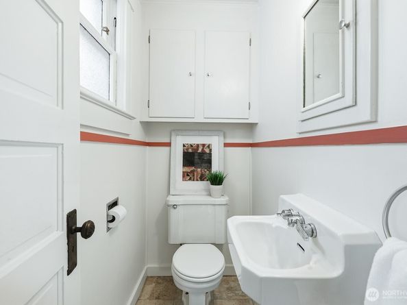 932 N 70th Street, Seattle WA 98103