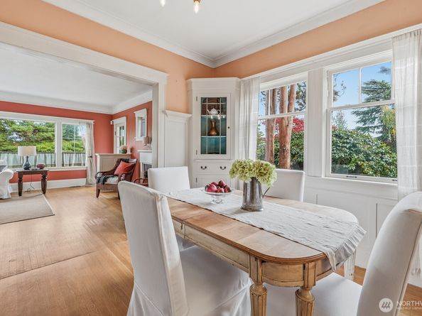 932 N 70th Street, Seattle WA 98103