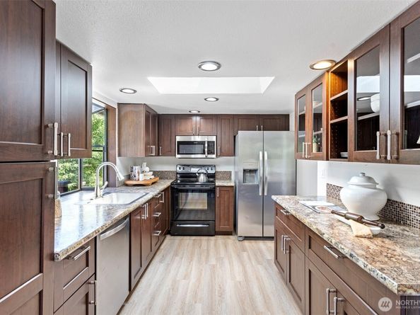 12218 NE 68th Place, Kirkland WA 98033
