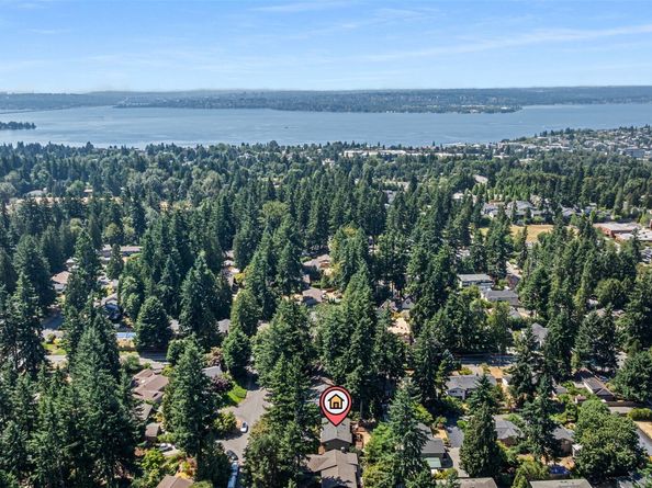 12218 NE 68th Place, Kirkland WA 98033