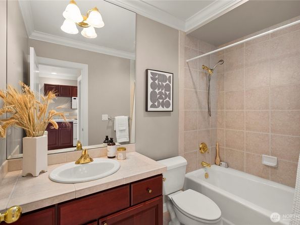 2530 39th Avenue E, Seattle WA 98112