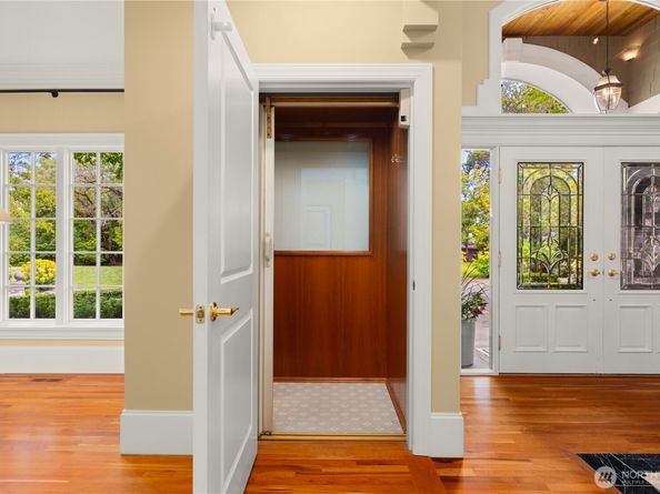 2530 39th Avenue E, Seattle WA 98112