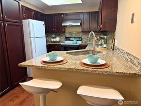 7600 SE 29th St 501, Mercer Island WA 98040