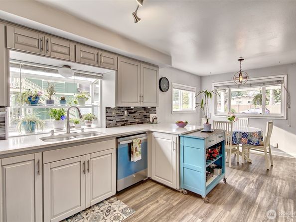 6204 204th Street SW, Lynnwood WA 98036
