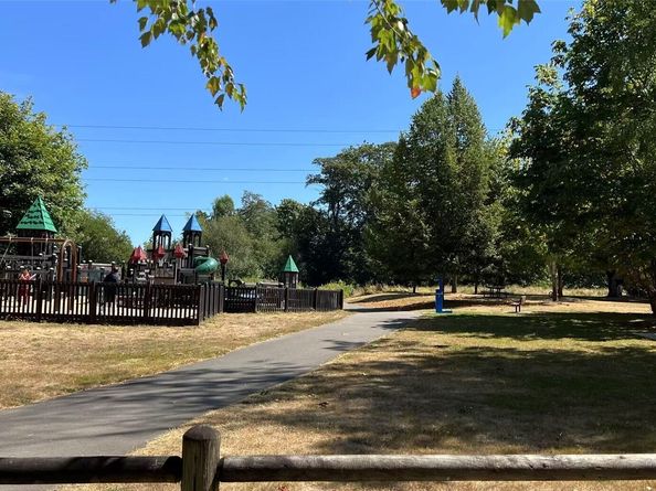 12323 NE 97th St E, Kirkland WA 98033