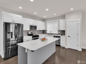 423 205th Street SW B, Lynnwood WA 98036