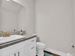 423 205th Street SW B, Lynnwood WA 98036