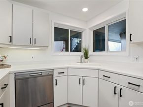 9039 NE Juanita Drive 306, Kirkland WA 98034