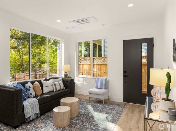 113 24th Avenue E B, Seattle WA 98112