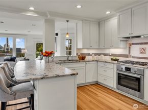 922 Nob Hill Avenue N, Seattle WA 98109