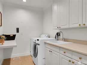 922 Nob Hill Avenue N, Seattle WA 98109