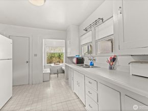 9007 Dayton Avenue N, Seattle WA 98103